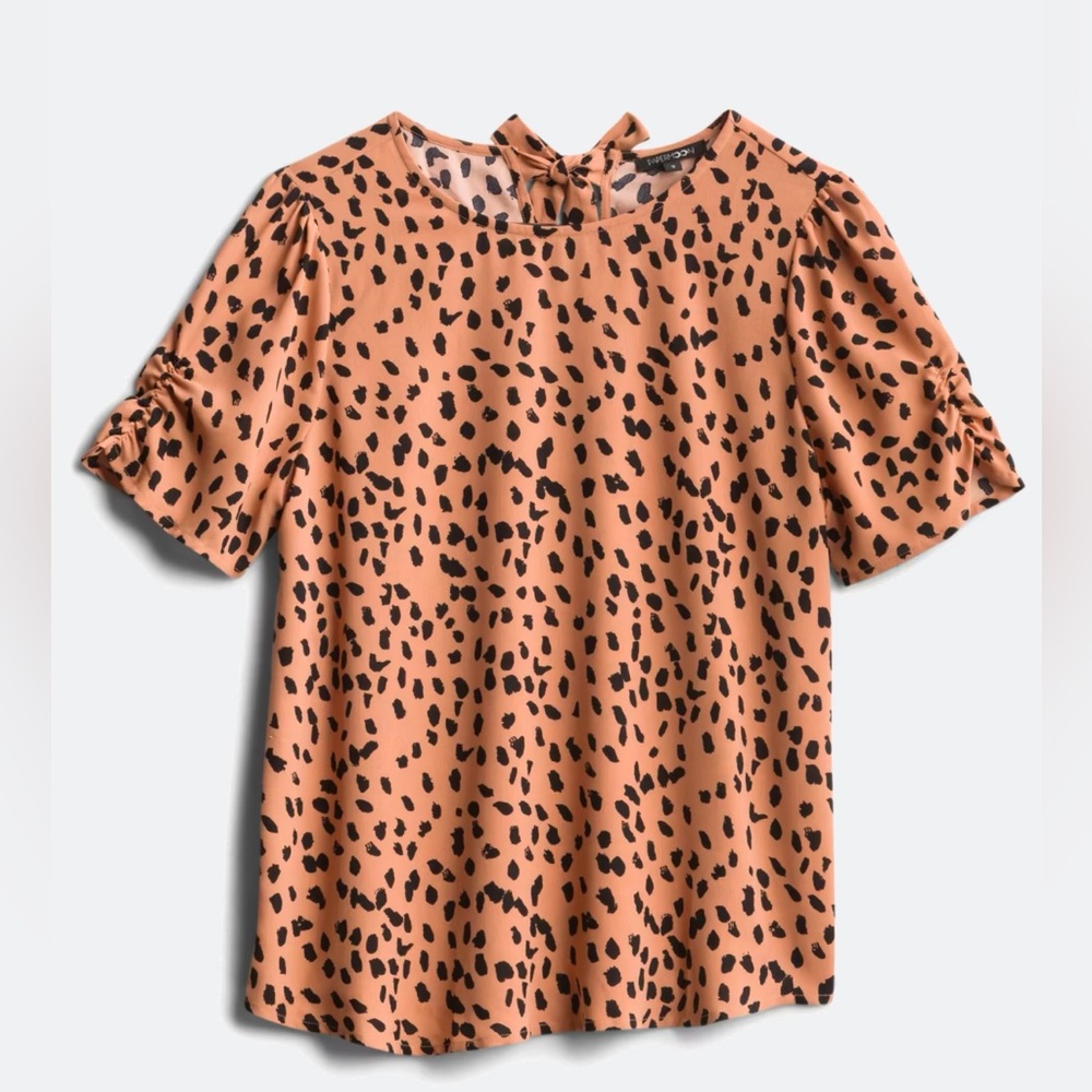 Super cute blouse. Detail on the sleeves.